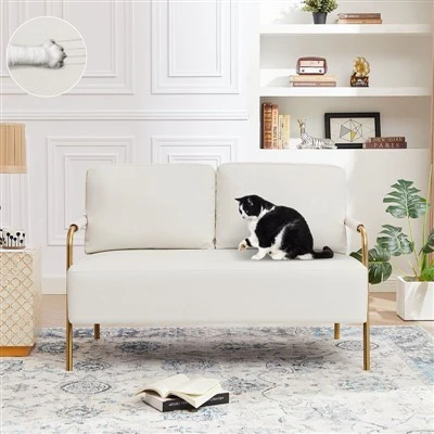 Minimalistyczna skórzana sofa z metalowymi nogami